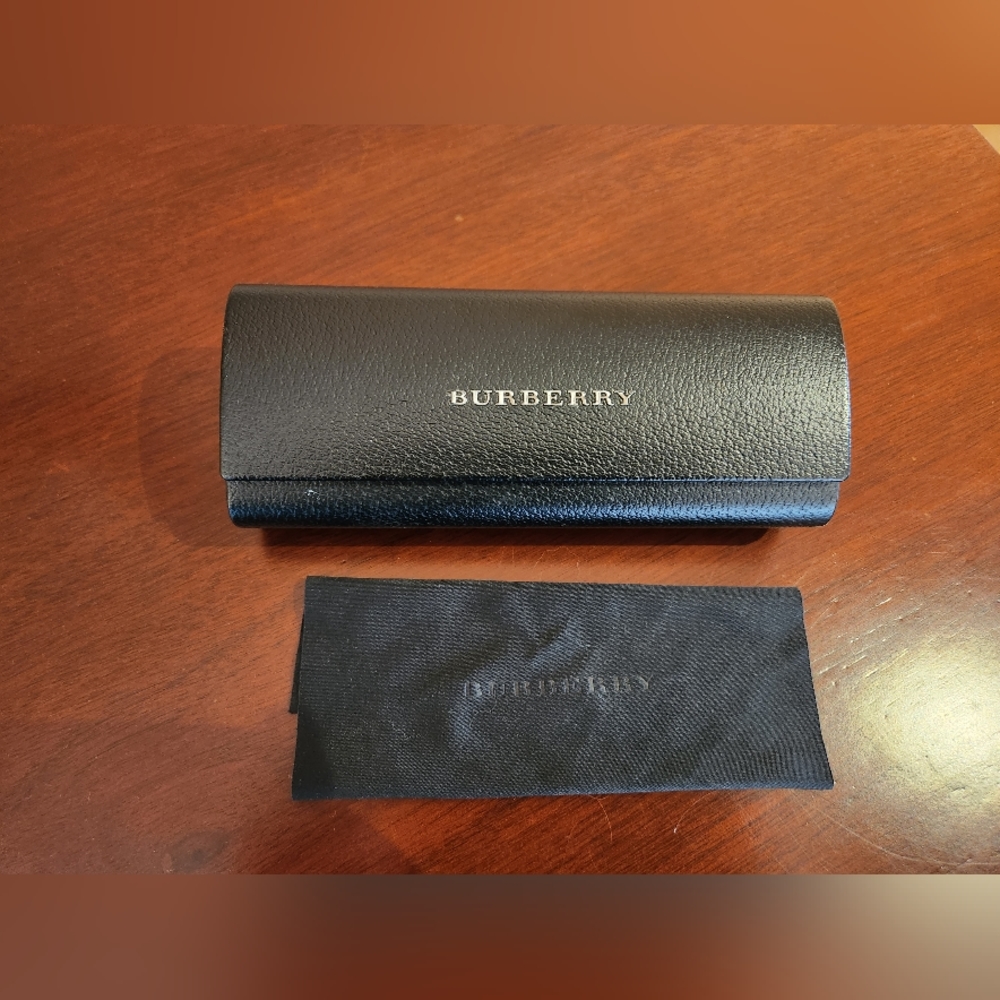 Burberry case + microfiber clothe for sunglasses